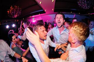 Bruidspaar Lotte en Daniel feesten uitbundig op dancefloor, trouwreportage Wapen van Zoetermeer Westerpark Leidschendam - Tro