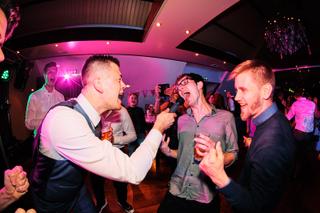 Bruidegom Daniel en gasten dansen uitbundig op feest, paarse neonverlichting, trouwreportage Wapen van Zoetermeer Leidschenda