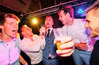 Bruidegom Daniel en gasten zingen karaoke op feestdiner, Wapen van Zoetermeer Leidschenveen, trouwreportage - Trouwshoot Stef