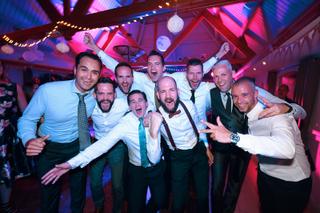 Bruidegom Marc en groomsmen feesten op trouwreceptie Barn47 Zoetermeer, bruidsfotografie - Trouwshoot Stefan Segers