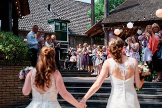 Bruid Michelle en Saskia dansen op trap bij 't Wapen van Zoetermeer, gasten juichen toe - Trouwshoot Stefan Segers