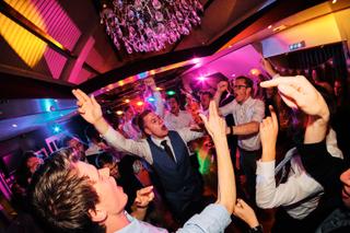 Bruidspaar Lotte en Daniel feest op dansfeest in Wapen van Zoetermeer, Leidschenveen Leidschendam, trouwreportage met gasten