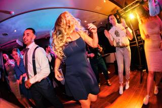 Bruidspaar Lotte en Daniel dansen uitgelaten op trouwfeest Wapen van Zoetermeer Westerpark Leidschenveen, trouwreportage - Tr