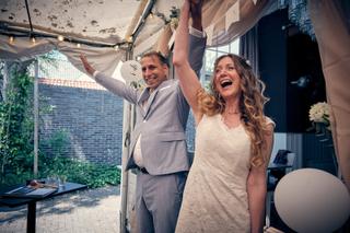 Bruidspaar Gerco en Natalja juicht enthousiast op trouwfeest De Heeren van Soetermeer - Trouwshoot Stefan Segers