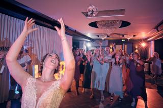 Bruid Robin danst uitgelaten tijdens receptie in Het Wapen van Zoetermeer, trouwfeest met gasten en bruidegom Wendy - Trouwsh