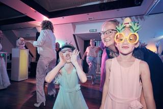 Bruidskids dansen uitgelaten op trouwfeest Herre en Ingeborg, feestmoment met photobooth props, trouwreportage Louwman Museum