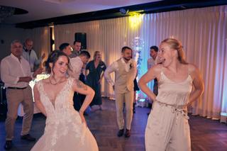 Bruid Robin en gasten dansen uitgelaten op receptie Het Wapen van Zoetermeer, trouwfeest Westerpark Ypenburg - Trouwshoot Ste