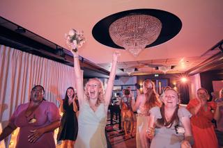 Bruid Robin en gasten dansen feestelijk in Het Wapen van Zoetermeer, trouwreportage Wendy en Robin Westerpark Ypenburg - Trou