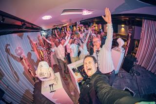 Bruidspaar Robin en Wendy feesten uitbundig met gasten bij DJ in Het Wapen van Zoetermeer - Trouwshoot Stefan Segers