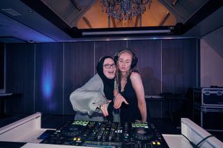 Bruidspaar Herre en Ingeborg DJ-booth Louwman Museum Pijnacker, feestelijke trouwreportage - Trouwshoot Stefan Segers