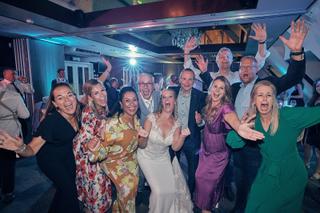 Bruidspaar Herre en Ingeborg danst vrolijk met gasten op receptie 't Wapen van Zoetermeer, Louwman Museum Pijnacker, trouwrep