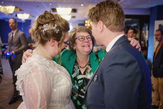 Bruidspaar Christa en Gerco omhelst familie op bruiloft Zoetermeer, trouwreportage receptie - Trouwshoot Stefan Segers