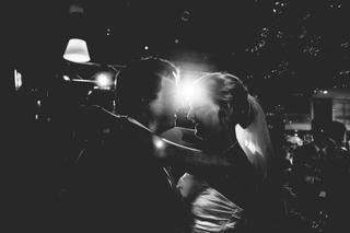 Bruidspaar kust onder zeepbellen bij nacht, romantische trouwfoto Vlinders aan de Vliet Zoetermeer - Trouwshoot Stefan Segers