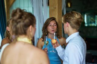 Gasten proostend met champagne tijdens de bruiloft van Daphne en Edwin op Hoeve Kromwijk - Trouwshoot Stefan Segers