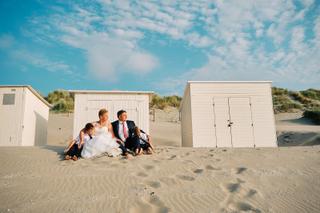 Bruidspaar Helen en Burt met kinderen Joriet en Gerco op het strand bij 's-Gravenzande, loveshoot familiale moment - Trouwsho