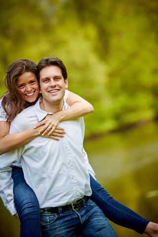 Gelukkig bruidspaar speelt in het groene Westerpark te Zoetermeer, loveshoot trouwfotografie - Trouwshoot Stefan Segers