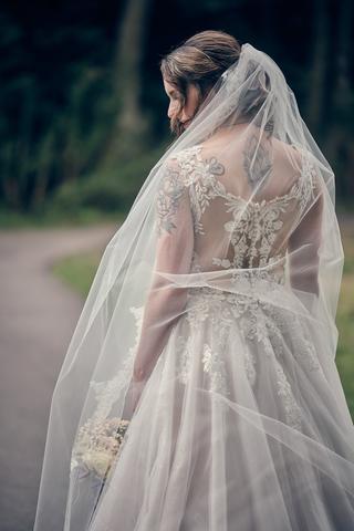 Bruid Robin in elegante trouwjurk met sluier bij Het Wapen van Zoetermeer, bruidsfotografie Westerpark Ypenburg - Trouwshoot
