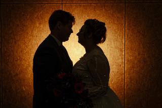 Bruidspaar Christa en Gerco silhouet tegen warm gouden licht, trouwreportage Zoetermeer - Trouwshoot Stefan Segers