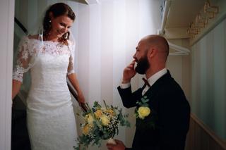 Marc en Bianca in de gang, bruid in kantjurk met sluier, bruidegom in smoking met geel boeket - Trouwshoot Stefan Segers