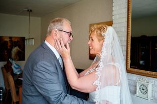 Bruid Helen en bruidegom Burt eerste ontmoeting trouwdag, emotioneel moment Hoeve Kromwijk - Trouwshoot Stefan Segers