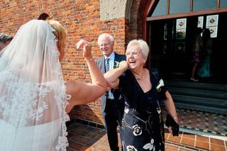 Bruid Helen begroet familieleden Burt en Robert bij Hoeve Kromwijk met blijdschap en warmte - Trouwshoot Stefan Segers