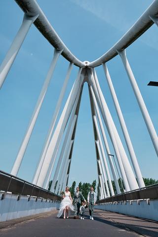 Bruidspaar Ylona en Wouter loopt onder spectaculaire witte brug - Trouwshoot Stefan Segers