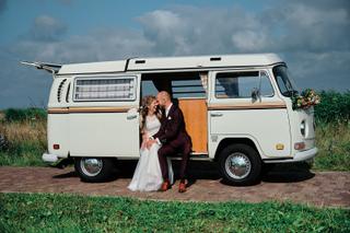 Bruidspaar Simon en Mariëth bij vintage camper, trouwreportage Kasteel Essenburgh Hierden - Trouwshoot Stefan Segers