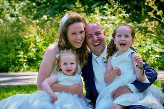Bruidspaar Chantal en Ramon met bruidsmeisjes in Westerpark Zoetermeer, blij familieportret trouwreportage - Trouwshoot Stefa