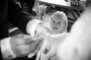 Bloemmeisje Joyce in witte jurk met diadeem tijdens trouwceremonie NH Hotel Het Wapen van Zoetermeer - Trouwshoot Stefan Sege