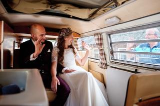 Bruidspaar Simon en Mariëth in retro busje, blije trouwreportage Kasteel Essenburgh Hierden - Trouwshoot Stefan Segers