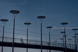 Bruidspaar Robin en Wendy op moderne brug in Westerpark Ypenburg, trouwreportage Zoetermeer - Trouwshoot Stefan Segers