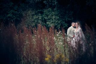 Bruidspaar Robin en Wendy in prachtig groen veld, trouwreportage Westerpark Ypenburg Zoetermeer - Trouwshoot Stefan Segers