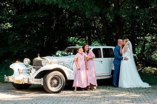 Bruidspaar Gerco en Babette met gasten bij vintage Hudson auto, bruiloft Hofstede Meerzigt Zoetermeer, trouwreportage - Trouw