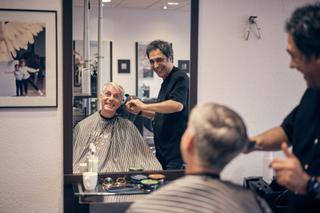 Bruidegom Herre krijgt kapselbeurt in barbershop, trouwreportage Louwman Museum Pijnacker Zoetermeer - Trouwshoot Stefan Sege