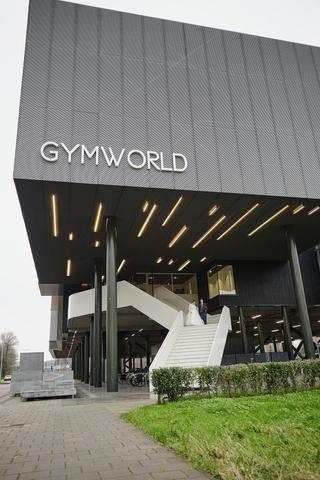 Bruidspaar Christa en Gerco op wit trap bij Gymworld Zoetermeer, moderne trouwreportage - Trouwshoot Stefan Segers