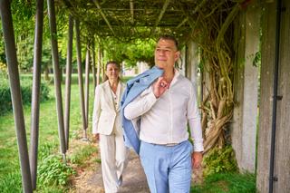 Daphne en Edwin lopen samen onder een met klimop begroeide pergola op het Floriade Terrein in Rokkeveen Zoetermeer - Trouwsho
