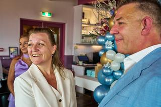 Daphne en Edwin delen een moment vol vreugde en verbinding op hun bruiloft op Hoeve Kromwijk Zoetermeer - Trouwshoot Stefan S